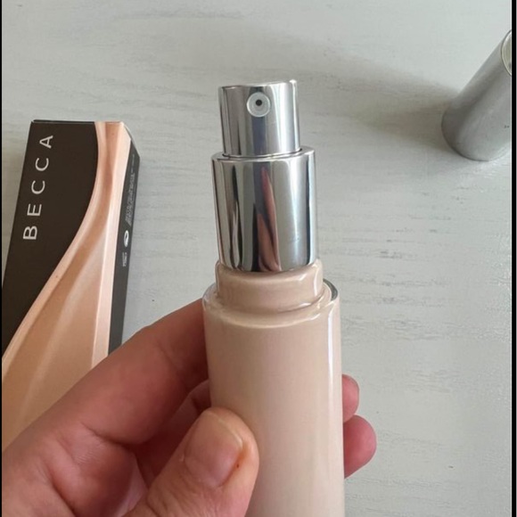 SOLD -Becca foundation, Joise Maran foundation and Laura Mercier Highlighter - Picture 4 of 9